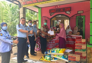 Kanwil Kemenkumham Salurkan Bantuan APD dan Sembako