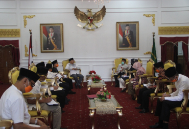 Berdayakan Penjahit Lokal Alumni BLK Produksi Masker Kain Lampaui Target