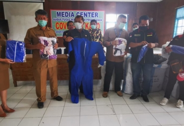 Sumbang APD Pengusaha Dukung Pemkab Karo Lawan Covid-19