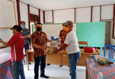 Distan Seluma Salurkan Bantuan Benih Padi ke Poktan 