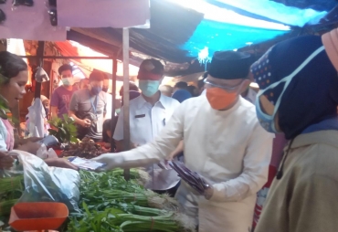 Bagikan Masker Gubernur Rohidin Proteksi Pedagang dari Covid-19