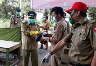 Salurkan Bantuan Kepada Relawan Bupati Mesuji Kunjungan Desa Fajar Indah