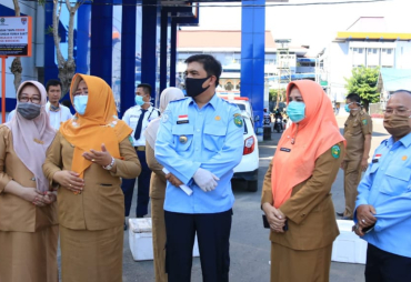 Kelompok Nelayan DKP Bagikan Ikan Untuk Pejuang Medis
