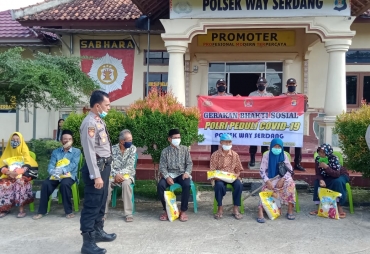 Bantu Kesulitan Warga Polsek Way Serdang Bagikan Sembako