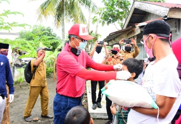 Bupati H2G Door To Door Salurkan Bantuan Sembako