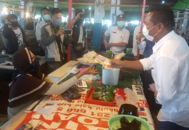 Gerakan Pedagang Pasar Wajib Pakai Masker Pemprov Bagikan Masker Gratis. 