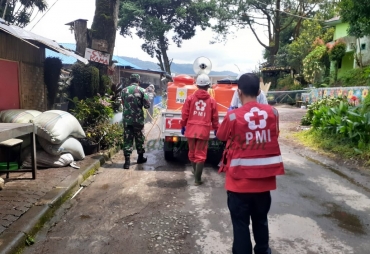 Show of force penyemprotan disenfektan sebagai wujud kepedulian/kehadiran PMI Kabupaten Karo bekerjasama dengan PMI Sumatera Utara di tengah-tengah masyarakat Berastagi dalam mengatasi penyebaran covid-19