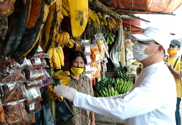 Beli Jajanan di Tebat Monok Gubernur Rohidin Motivasi Pedagang