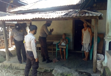 Bentuk Mengayomi Masyarakat Polsek Padang Guci Hulu Serahkan Tali Asih