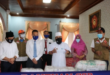 PT Penerbit Erlangga Serahkan Bantuan APD dan Masker kepada Pemkot