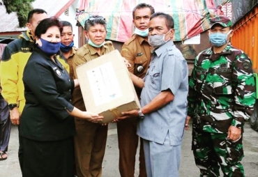 Wabup dan Anggota DPRD Karo Serahkan Bantuan JPS