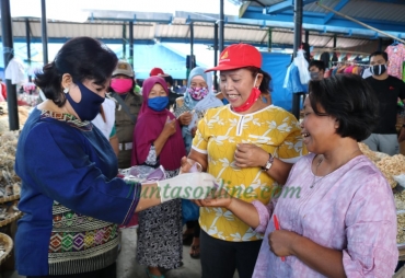 Wabup Karo Bagi-bagi Masker di Pasar Tiganderket