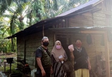 Salurkan BLT Pj Kades Air Bikuk Pastikan Tepat Sasaran