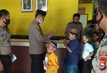 Berbagi Kebahagiaan Jelang Idul Fitri Polsek Kaur Selatan Santuni Anak Yatim Piatu