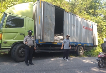 Kehabisan Tenaga Saat Menanjak Fuso Pengangkut Semen Terperosok