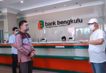 Tinjau Bank Bengkulu Gubernur Rohidin Minta Nasabah Dibiasakan dengan Protokol Kesehatan