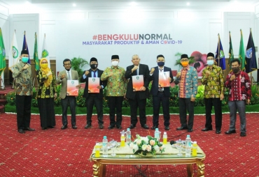 Gubernur Rohidin Serahkan SK Tim Advokat Pemprov Bengkulu