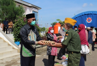 Bupati Musirawas Serahkan Bansos Paket Sempurna Tahap Kedua