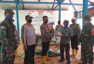 Salurkan Bantuan Beras Personil Polsek Kaur Selatan Tembus Medan Ekstrem