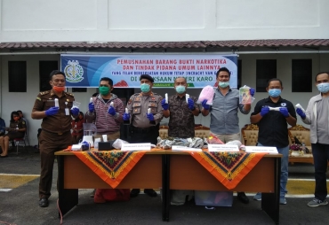 Pemusnahan barang bukti tindak pidana narkotika tindak pidana judi dan pidana umum lainnya di halaman Kejari Karo Jumat (12/06/2020)