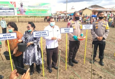 Kapoldasu Berikan Bibit Jagung dan Sembako kepada Masyarakat Desa Kandibata