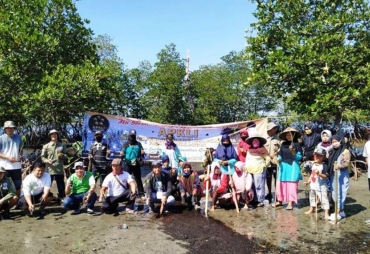 Bhakti Sosial APKLI Tanam Bibit Pohon Mangrove