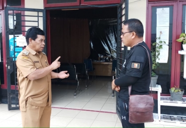 Camat Berastagi saat memberikan keterangan