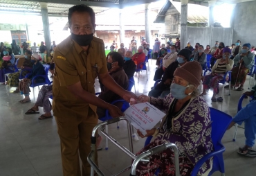 Pemdes Saribun Salurkan BLT-DD dan Bantuan Gizi