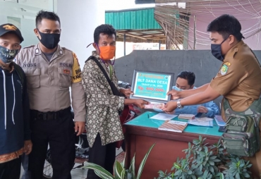 Pemdes Padang Kedeper Salurkan BLT-DD kepada 20 KK