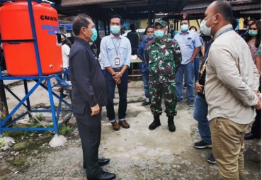 Sosialisasikan Protokol Kesehatan Bupati Karo Keliling Pasar Buah Berastagi