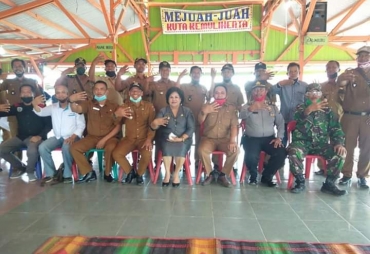 Wabup Karo dan Babinsa Pantau Penyaluran BLT-DD Desa Perteguhen