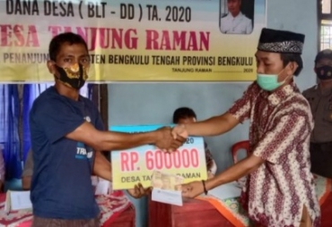 Pembagian BLT-DD 88 dari 90 KK di Desa Tanjung Raman Terima Buku Tabungan