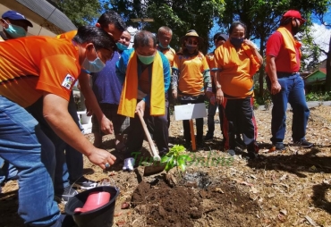 Bupati Karo Tanam Pohon Alpukat di Taman Menjuah Juah 