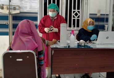 Pelayanan Kesehatan, Petugas Puskesmas Berastagi Gunakan Baju Hamzat