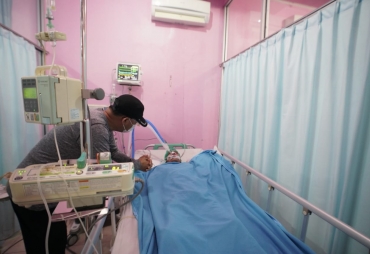 Besuk ke RS Suasana Haru Saat Gubernur Rohidin Semangati Juna Untuk Sembuh