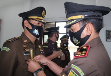 Kajari Karo Denny Achmad SH MH sesaat menanda tangani dan sumpah jabatan Kasi Datun maupun Kasubagmin di Kejaksaan Negeri Karo