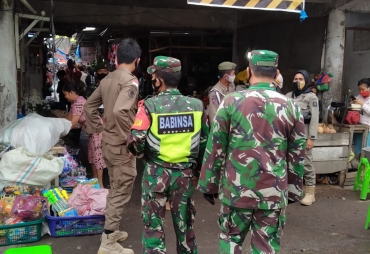 Personil Gabungan TNI Polri saat oprasi masker di Pusat Pasar Berastagi Karo