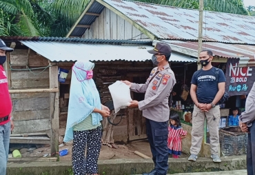 Bantu Ringankan Beban Masyarakat Kapolsek Pagar Jati Salurkan Bantuan Beras