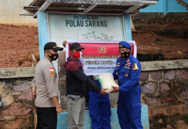 Jajaran Polda Kepri Distribusikan Beras ke Masyarakat