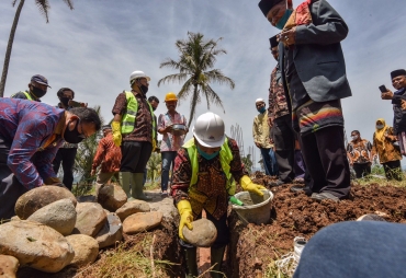Walikota Padangsidimpuan Letakan Batu Pertama Rumah Produksi Olahan Salak