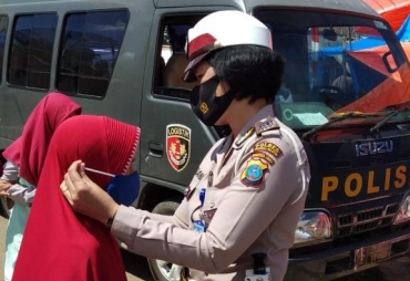 Polwan Polres Tapanuli Selatan Bagikan Masker di Pasar Tradisional