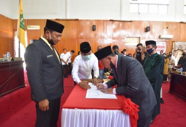 Walikota Padangsidimpuan Hadiri Pelantikan PAW Anggota DPRD PKS