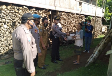Kapolsek Pagar Jati Bagikan Bantuan Beras ke Masyarakat Desa Tamiang
