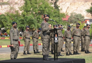 Kapolda Kepri Lepas 100 Personil Sat Brimob ke Papua
