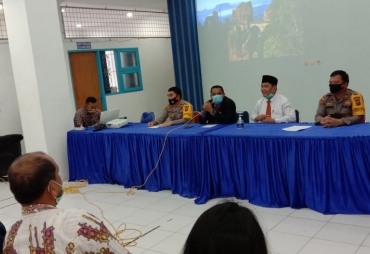 Bupati Karo Terkelin Brahmana SH MH (Baju putih) Dirut RSUD dr Arjuna Wijaya, Waka Polres Kompol Hasian Panggabean, Kabag Ops Dearma Munthe ketika melakukan Mediasi
