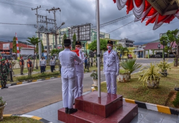 HUT RI ke-75 Wakil Walikota Pimpin Upacara Penurunan Bendera