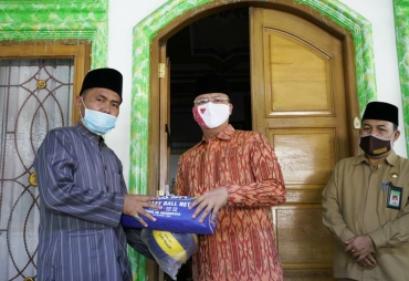Kunjungi Ponpes Hidayatul Qomariyah Gubernur Rohidin Berbagi Kebahagiaan Kepada Santri