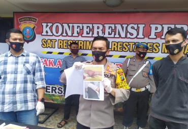 Waka Polrestabes Medan AKBP Irsan Sinuhaji SIK MH didampingi Wakasat Reskrim AKP Raflaes Marpaung Kanit Pidum Iptu Yunan dan Panit I Pidum Iptu Ridwan memaparkan keberhasilan personil mengungkap kasus begal di Kota Medan Sabtu (29/8/2020)