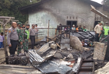 Tidak Ada Korban Jiwa Tiga Rumah di Desa Lingga Ludes Terbakar