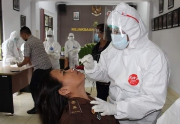Deteksi Penularan Covid-19 Jajaran Kejari Karo Jalani Swab Test